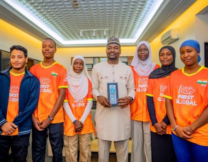 Le Ministre reçoit la Team Niger Robotics et ses prix