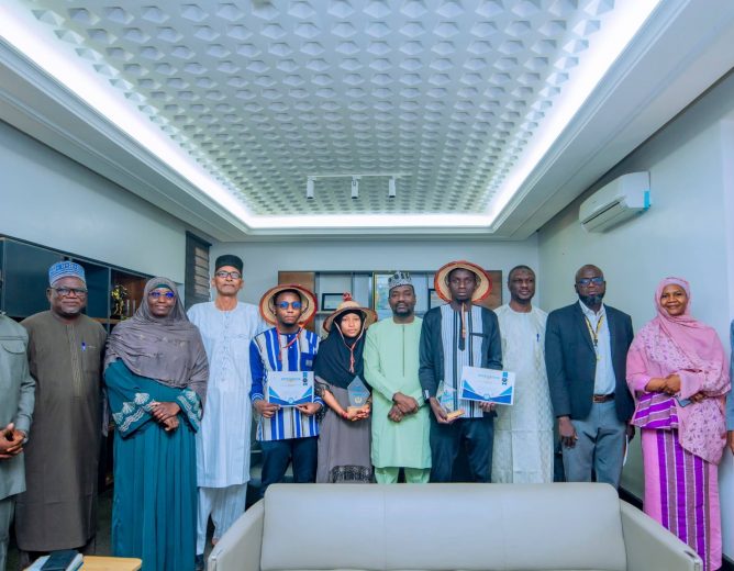 Découvrez le succès éclatant des étudiants de l&rsquo;ESSCOM du Niger aux 72h de l&rsquo;Étudiant à Ouagadougou : 3 prix remportés et les félicitations du Ministre !
