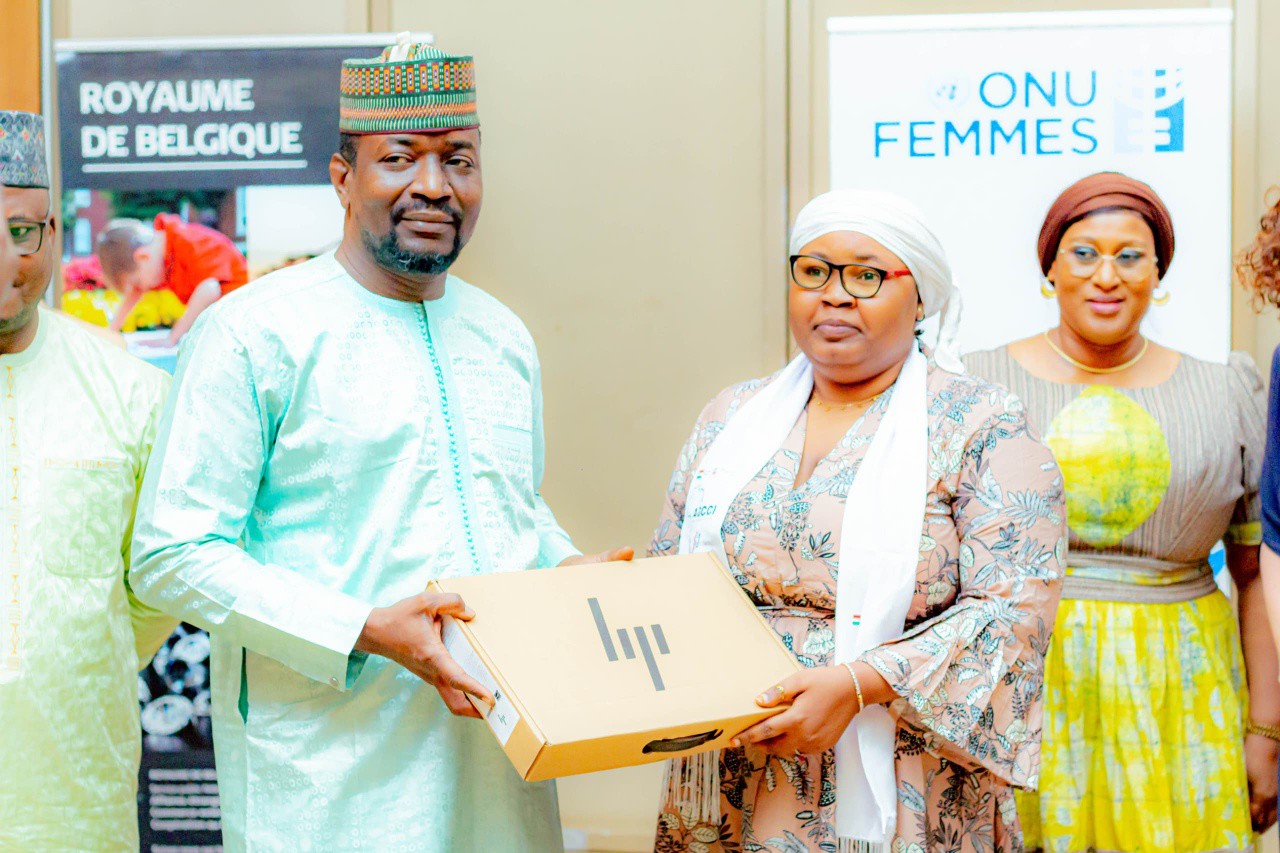 African Girls Can Code : Le Ministre Adji Ali Salatou remet 100 ordinateurs aux futures championnes du numérique